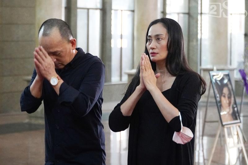 Kim Xuân khóc nghẹn, Thành Lộc cúi đầu trước di ảnh Thẩm Thúy Hằng-18