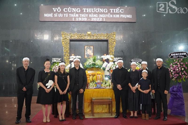 Kim Xuân khóc nghẹn, Thành Lộc cúi đầu trước di ảnh Thẩm Thúy Hằng-23