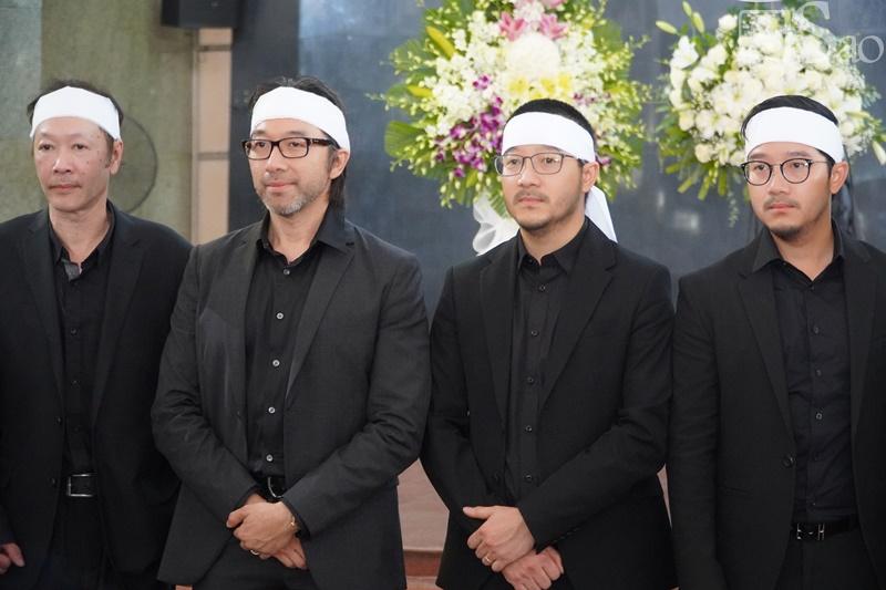 Kim Xuân khóc nghẹn, Thành Lộc cúi đầu trước di ảnh Thẩm Thúy Hằng-24