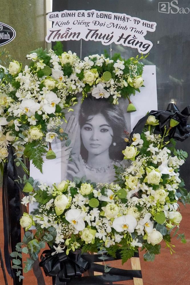 Kim Xuân khóc nghẹn, Thành Lộc cúi đầu trước di ảnh Thẩm Thúy Hằng-22