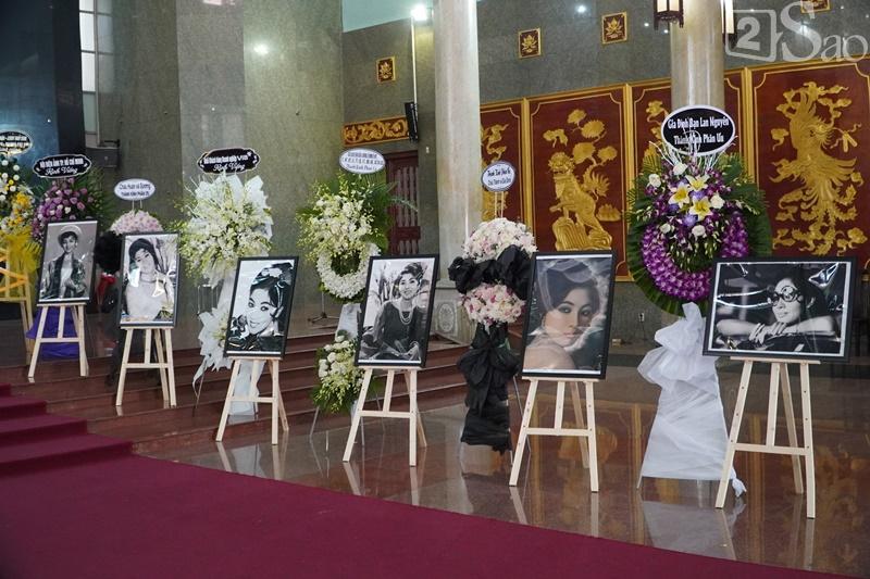 Kim Xuân khóc nghẹn, Thành Lộc cúi đầu trước di ảnh Thẩm Thúy Hằng-27