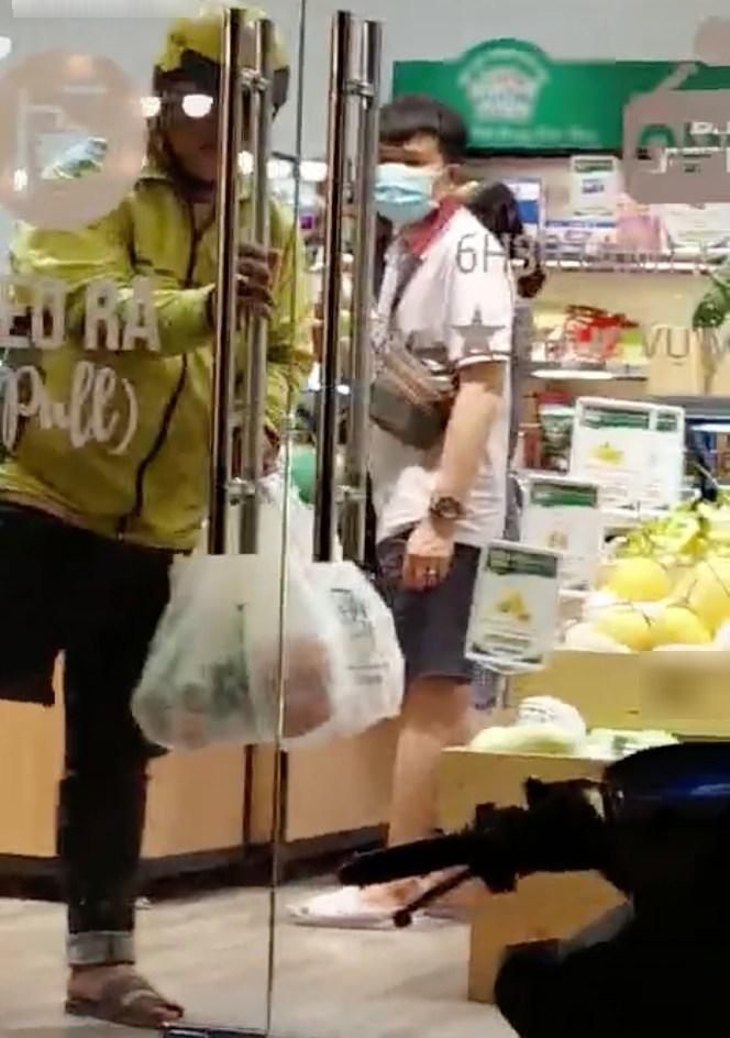 Nam shipper khiếm khuyết nhảy lò cò từng bước giao đồ cho khách-1