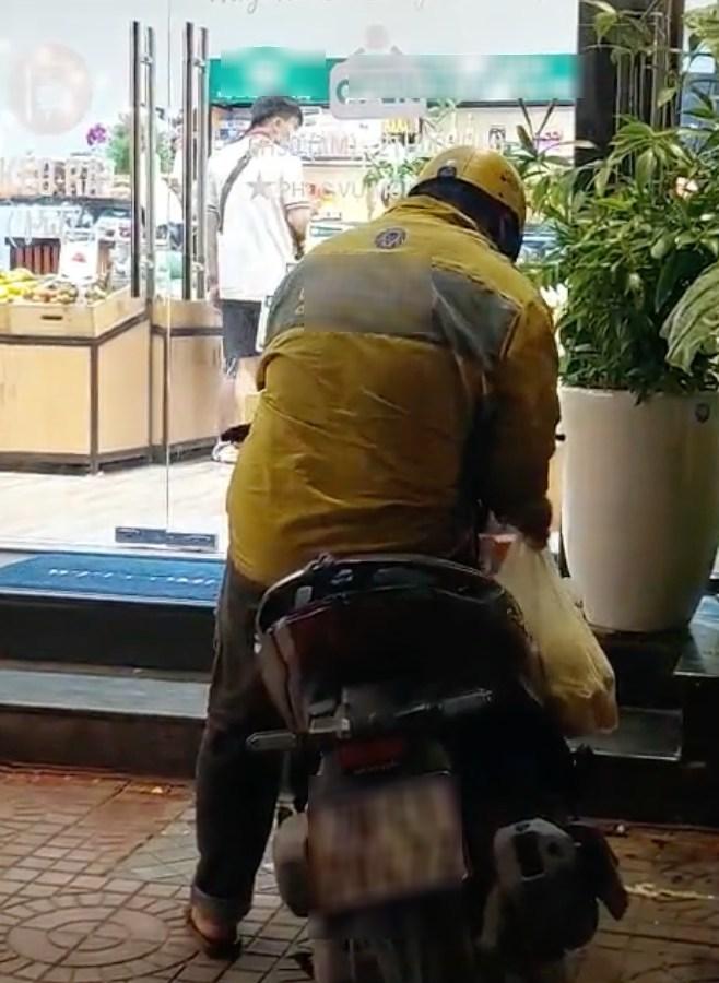 Nam shipper khiếm khuyết nhảy lò cò từng bước giao đồ cho khách-2