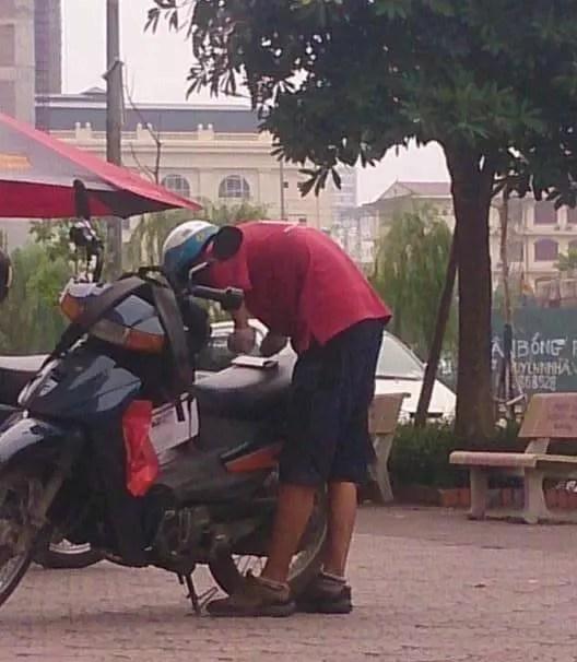 Nam shipper khiếm khuyết nhảy lò cò từng bước giao đồ cho khách-8