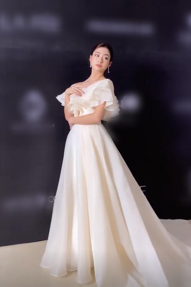 Miss World Vietnam 2019 Lương Thùy Linh như cô dâu với bộ đầm lụa trắng viền bèo điệu đà.