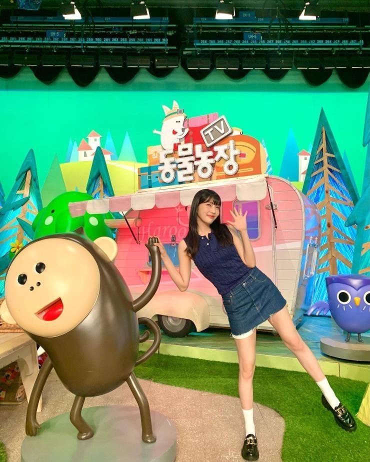 Dàn idol Hàn nâng cấp vẻ ngoài cá tính với chân váy mini-1