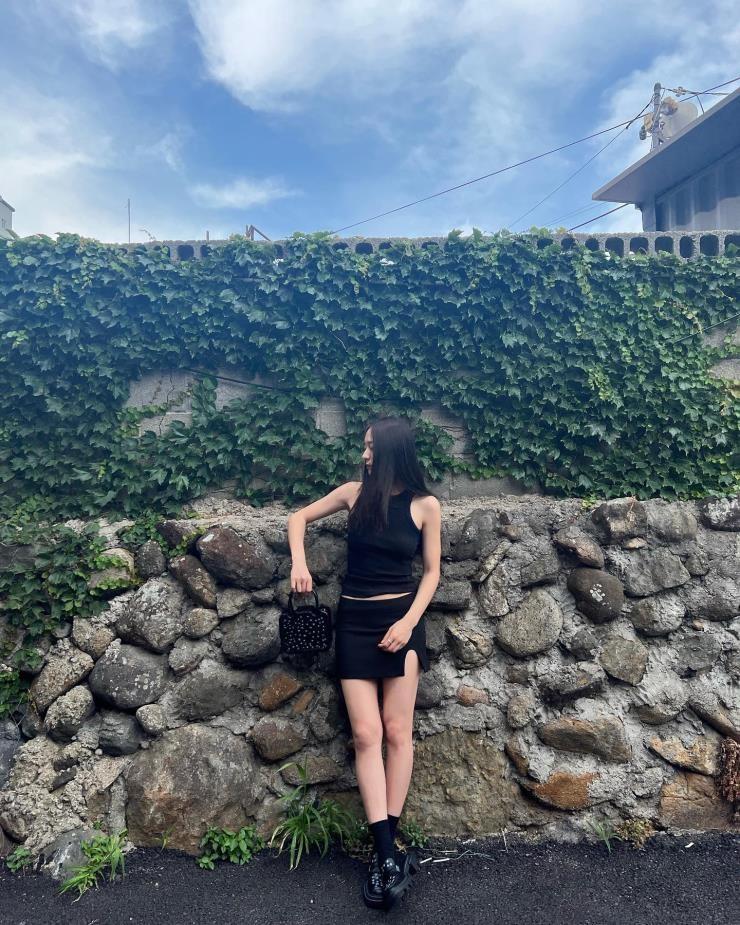 Dàn idol Hàn nâng cấp vẻ ngoài cá tính với chân váy mini-2