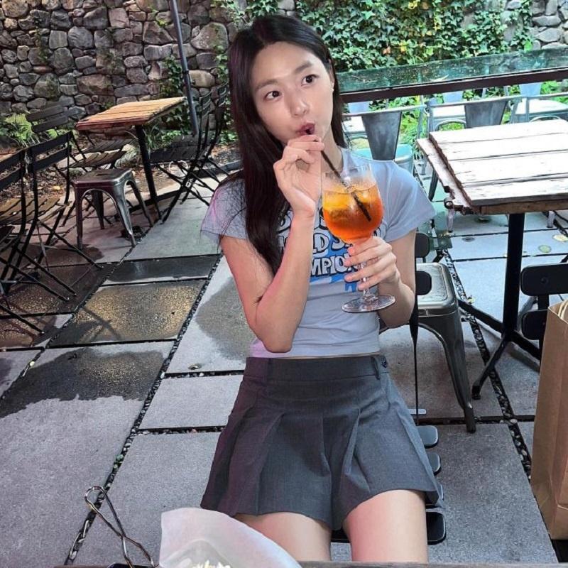 Dàn idol Hàn nâng cấp vẻ ngoài cá tính với chân váy mini-4