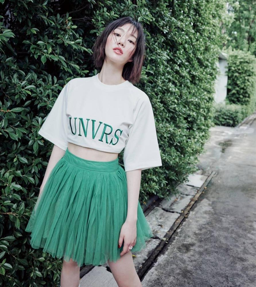 Dàn idol Hàn nâng cấp vẻ ngoài cá tính với chân váy mini-3