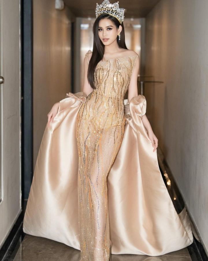 Mới đây, tại họp báo của cuộc thi Miss Grand Vietnam, Đỗ Thị Hà diện bộ đầm vàng với phần tà váy khá dài của NTK Thượng Gia Kỳ.