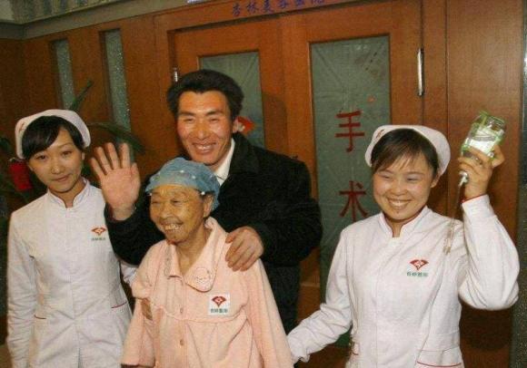 Cụ bà 58 tuổi lấy chàng 26, kết sau gần 30 năm ai cũng bất ngờ-3