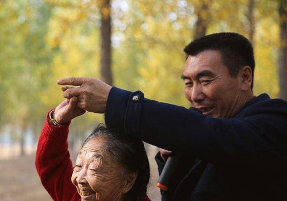 Cụ bà 58 tuổi lấy chàng 26, kết sau gần 30 năm ai cũng bất ngờ-2