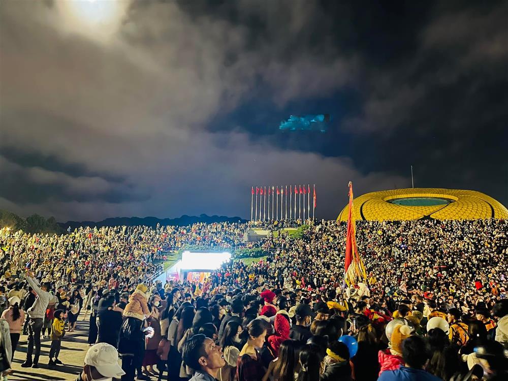 Choáng váng biển người đổ xô đi chơi Trung thu ở Đà Lạt-2