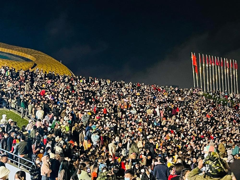 Choáng váng biển người đổ xô đi chơi Trung thu ở Đà Lạt-3