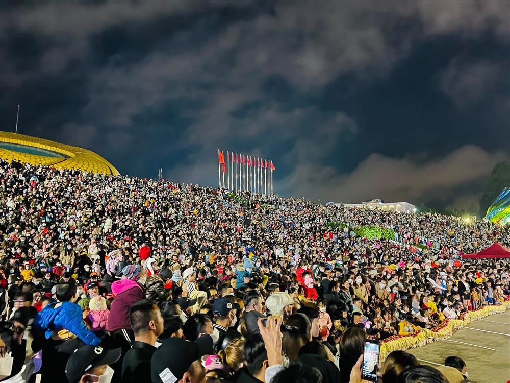 Choáng váng biển người đổ xô đi chơi Trung thu ở Đà Lạt-5