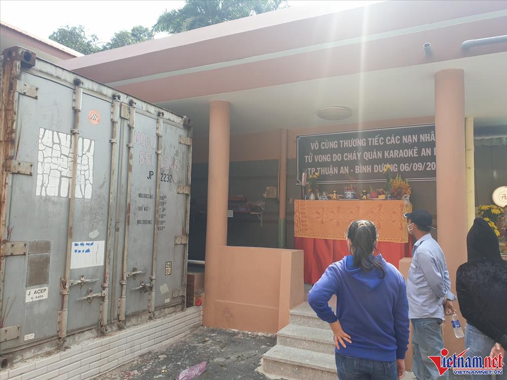 Nghẹn ngào giây phút giao nhận thi thể vụ cháy quán karaoke ở Bình Dương-1
