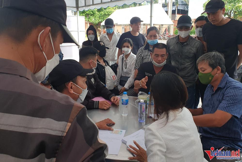 Nghẹn ngào giây phút giao nhận thi thể vụ cháy quán karaoke ở Bình Dương-4