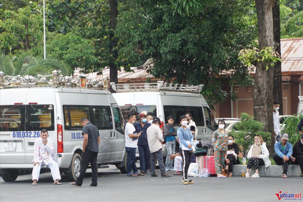 Nghẹn ngào giây phút giao nhận thi thể vụ cháy quán karaoke ở Bình Dương-5