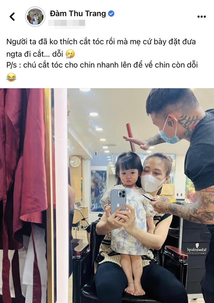 Con gái Cường Đô La biểu cảm khó đỡ khi được đưa đi cắt tóc-1