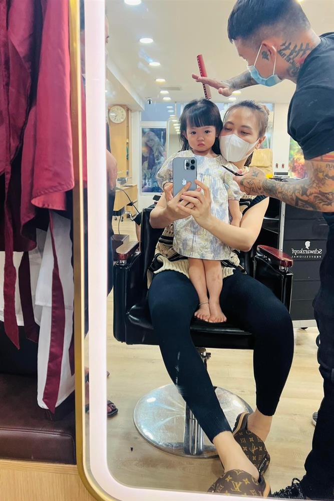 Con gái Cường Đô La biểu cảm khó đỡ khi được đưa đi cắt tóc-2