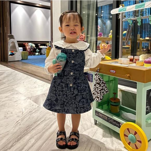 Con gái Cường Đô La biểu cảm khó đỡ khi được đưa đi cắt tóc-9