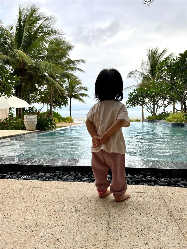 Con gái Cường Đô La biểu cảm khó đỡ khi được đưa đi cắt tóc-11