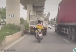 Nam thanh niên chở bạn gái làm xiếc trên xe máy gây phẫn nộ-1