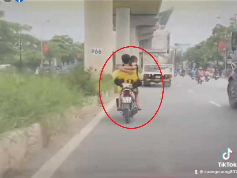 Nam thanh niên chở bạn gái làm xiếc trên xe máy gây phẫn nộ-2