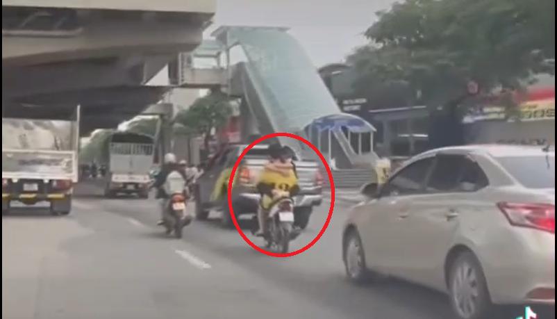Nam thanh niên chở bạn gái làm xiếc trên xe máy gây phẫn nộ-3