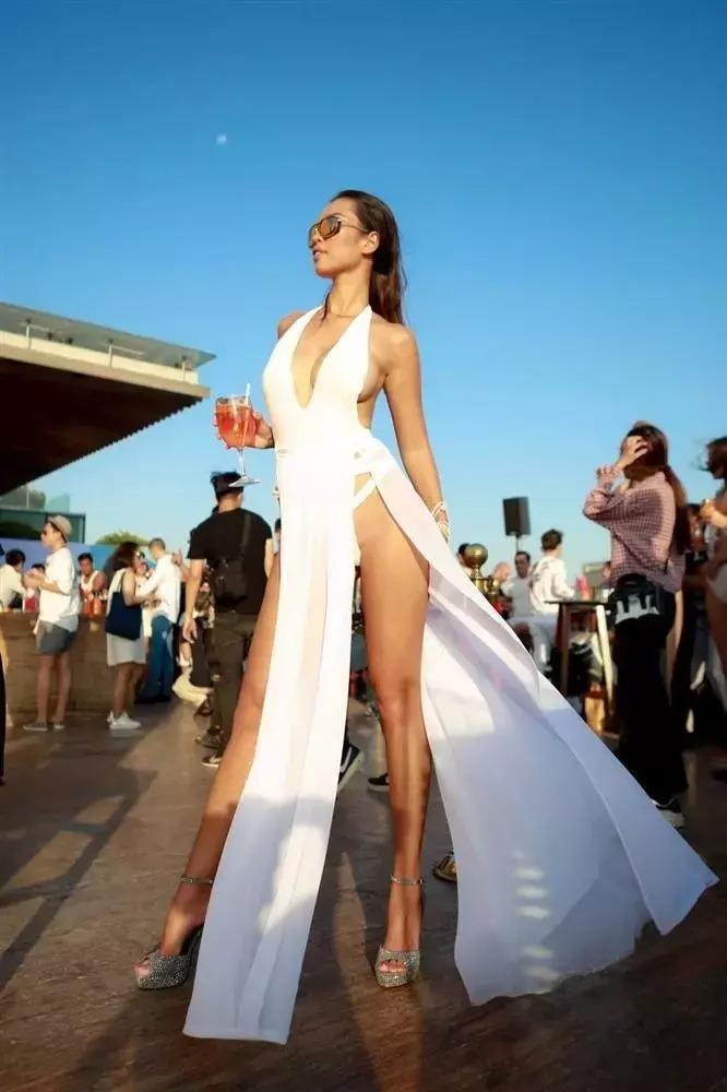 Hà Anh mặc kín hẳn sau án phạt phản cảm 70 triệu-8