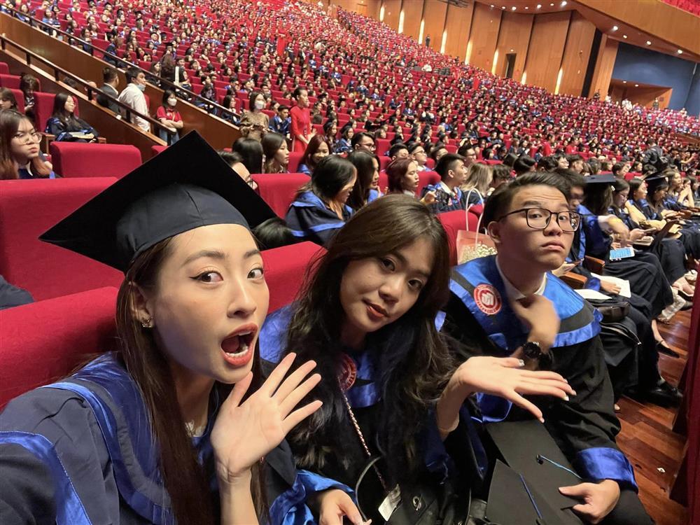 Lương Thùy Linh makeup sương sương đi nhận bằng xuất sắc-3