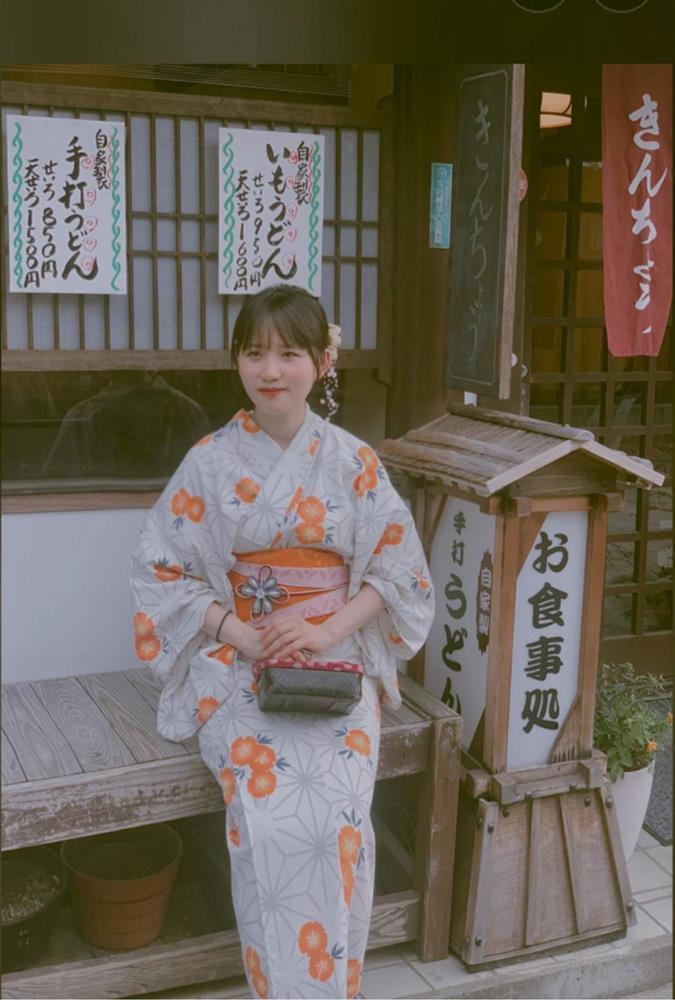 Chị gái Quang Linh Vlog lộ diện, xinh xắn chả kém hot girl-4