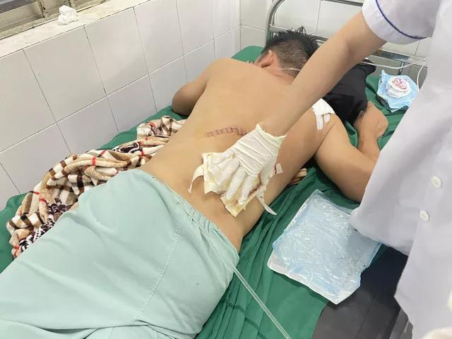 Xin đá uống bia không được, nhóm côn đồ vác mã tấu truy sát-2