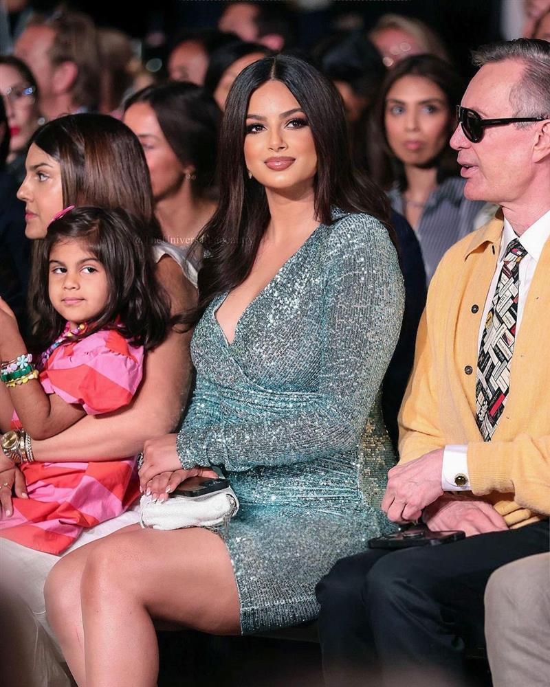 Miss Universe 2021 xuất hiện như nữ thần ở New York Fashion Week-2