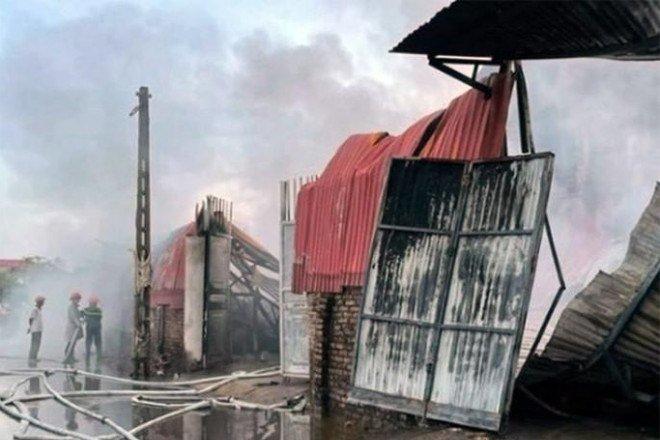 Cháy quán karaoke ở Đồng Nai, cảnh sát PCCC đục tường cứu người-5