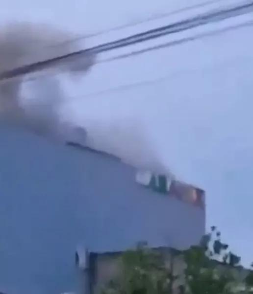 Cháy quán karaoke ở Đồng Nai, cảnh sát PCCC đục tường cứu người-1