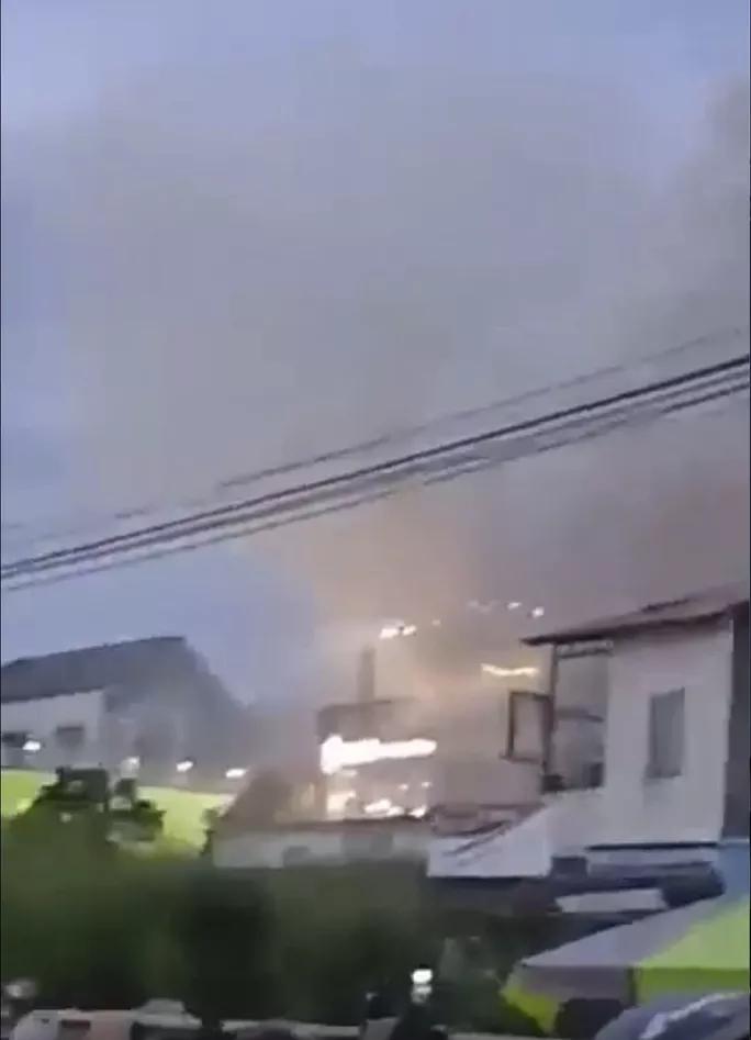 Cháy quán karaoke ở Đồng Nai, cảnh sát PCCC đục tường cứu người-2