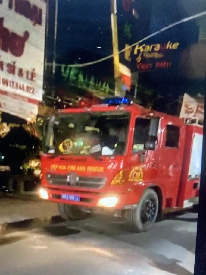 Cháy quán karaoke ở Đồng Nai, cảnh sát PCCC đục tường cứu người-4