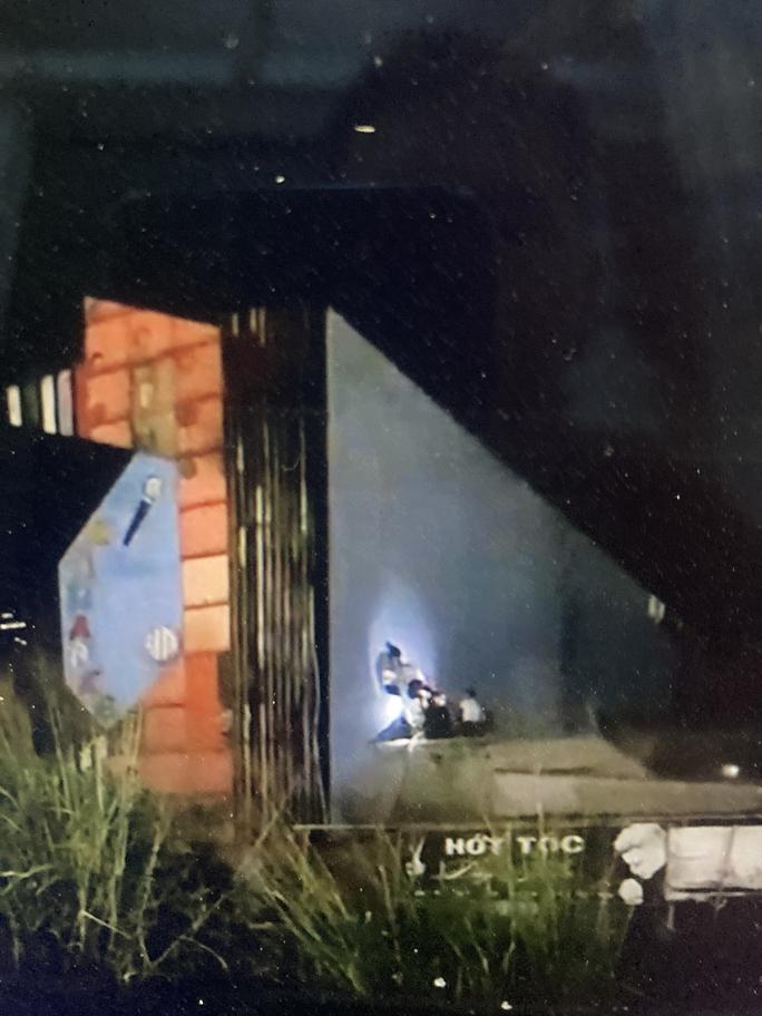 Cháy quán karaoke ở Đồng Nai, cảnh sát PCCC đục tường cứu người-3