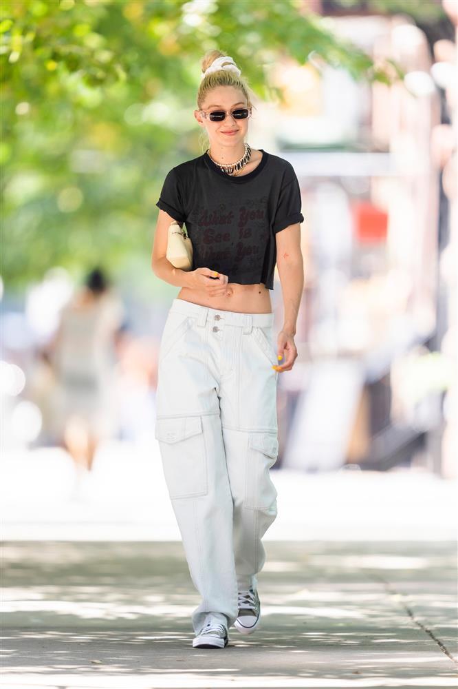 Hailey Bieber, chị em Hadid dẫn đầu xu hướng diện denim mùa thu-2