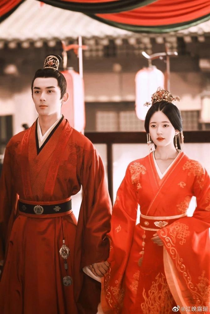 Tiểu hoa đán mặc hỉ phục: Lộ Tư mờ nhạt, Ngu Thư Hân được khen-2