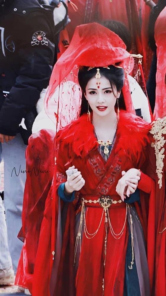 Tiểu hoa đán mặc hỉ phục: Lộ Tư mờ nhạt, Ngu Thư Hân được khen-3