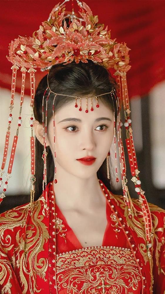 Tiểu hoa đán mặc hỉ phục: Lộ Tư mờ nhạt, Ngu Thư Hân được khen-10