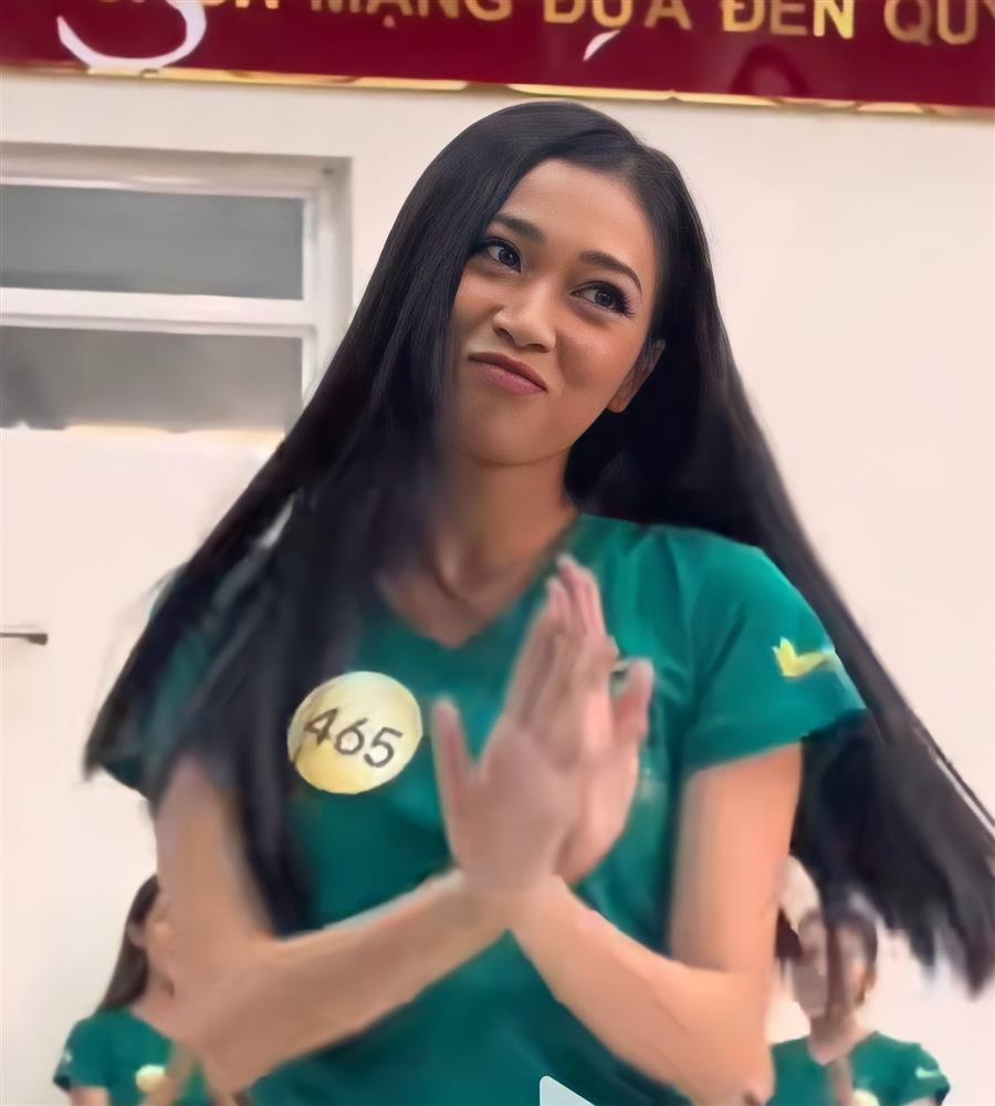 Cây hài Miss Grand Vietnam 2022 walk suýt ngã gợi nhớ Lệ Hằng-1