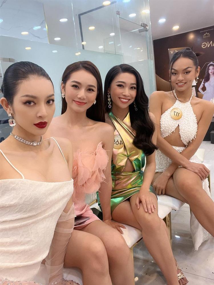 Cây hài Miss Grand Vietnam 2022 walk suýt ngã gợi nhớ Lệ Hằng-6