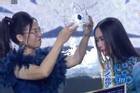 Trưởng BTC Miss Peace Vietnam biểu cảm 'lạ' khi trao vương miện
