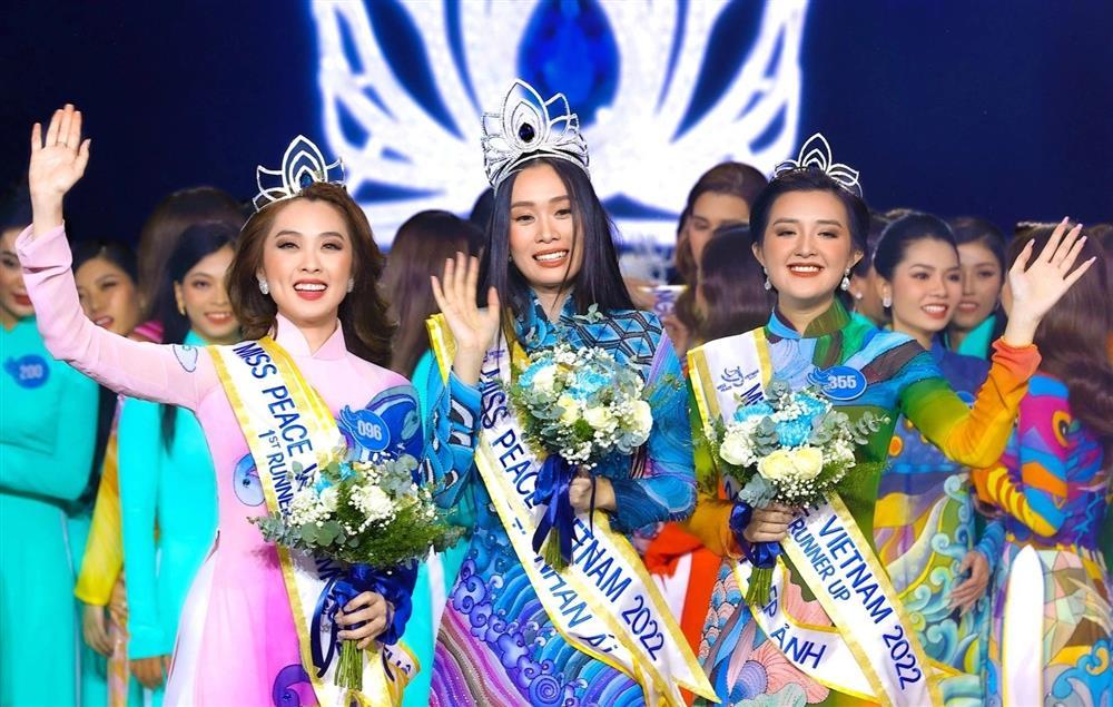 Trưởng BTC Miss Peace Vietnam biểu cảm lạ khi trao vương miện-1