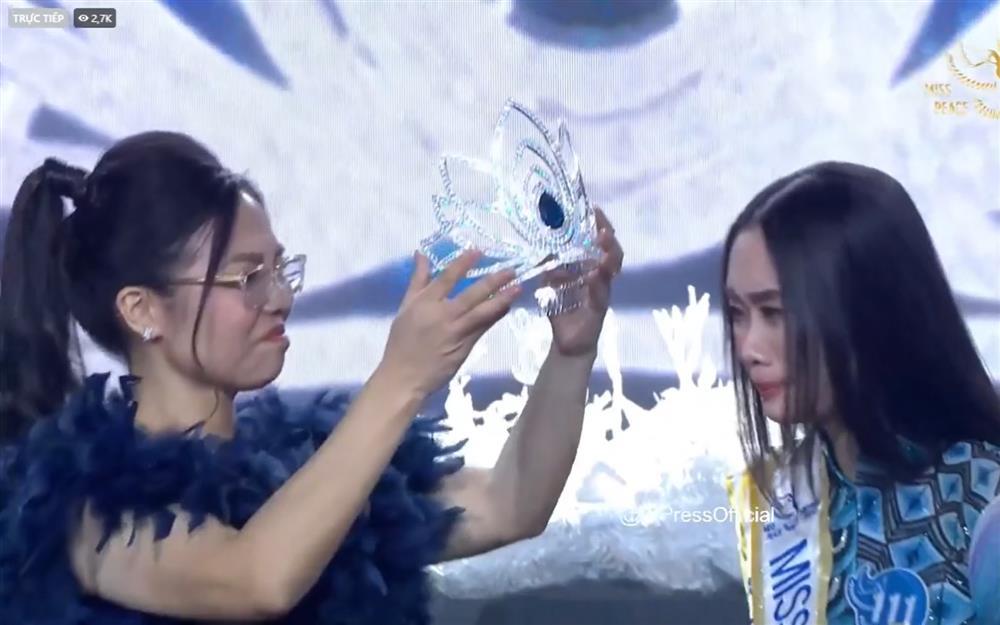 Trưởng BTC Miss Peace Vietnam biểu cảm lạ khi trao vương miện-4