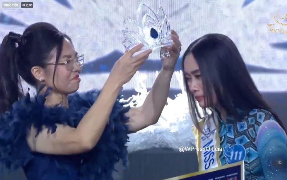 Trưởng BTC Miss Peace Vietnam biểu cảm lạ khi trao vương miện-3