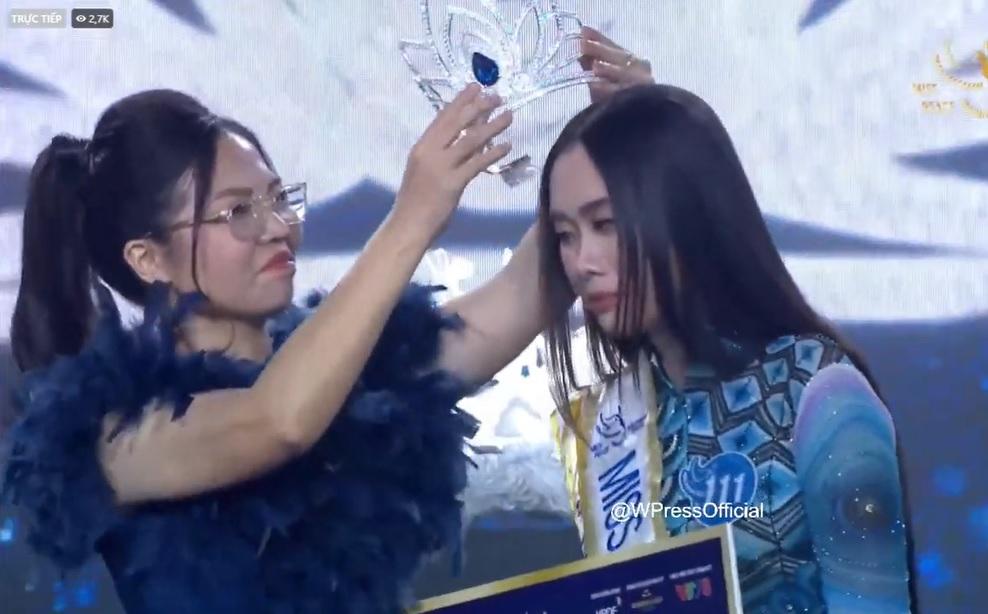 Trưởng BTC Miss Peace Vietnam biểu cảm lạ khi trao vương miện-5